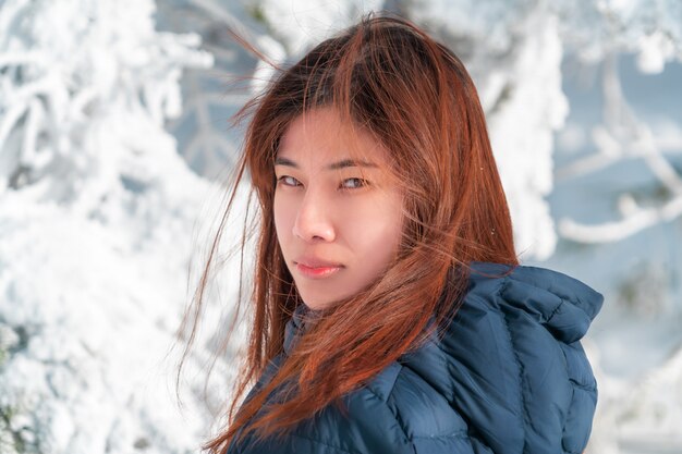 Piękna atrakcyjna kobieta z zimową odzieżą z piękną skórą twarzy w ośrodku narciarskim śniegu