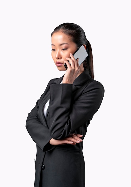 Piękna azjatycka biznesowa kobieta rozmawia przez telefon izolowany na białym tle