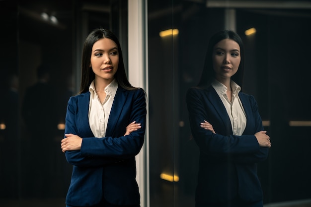 Piękna azjatycka bizneswoman stojąca w pomieszczeniu