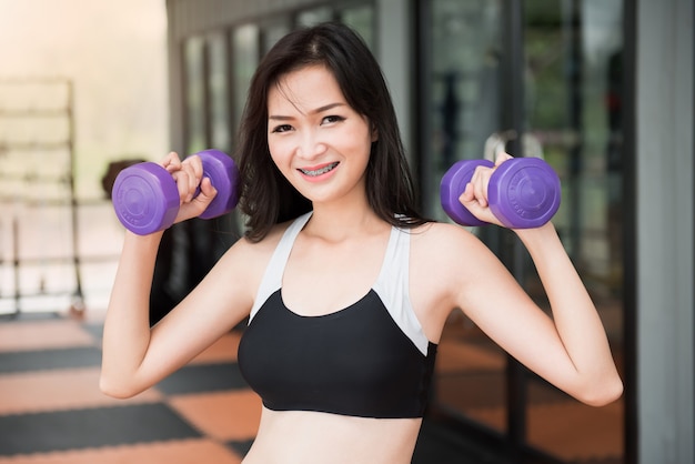 Piękna Azjatycka dama z hantlami i fitness