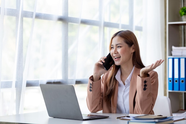 Piękna azjatycka kobieta kierownictwo dyrektorzy biznesowi dyrektorzy marketingu rozmawiają przez telefon z klientami, aby skontaktować się z firmą w celu marketingu Koncepcja zarządzania marketingowego