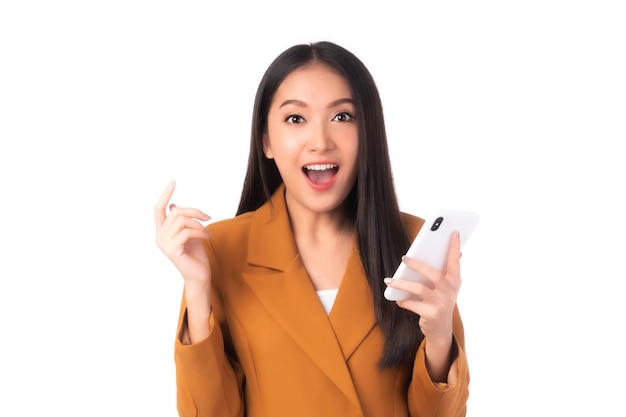 Piękna Azjatycka kobieta ładna dziewczyna gra na smartfonie na białym tle telefon komórkowy korzysta z bankowości internetowej do płatnych zakupów online
