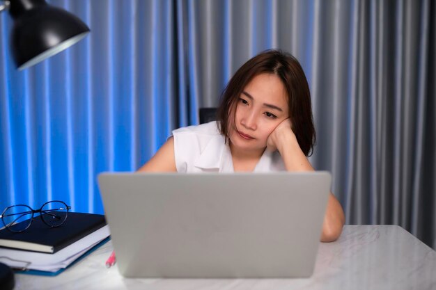 Piękna azjatycka kobieta pracująca w domu w nocyDużo pracy z firmyprzynoszenie pracy domowejKoncepcja pracy z domuZmęczony ciężką pracą