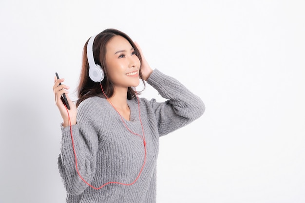 Piękna Azjatycka kobieta, słuchanie muzyki w słuchawkach
