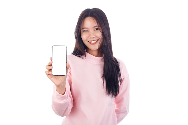 Piękna azjatycka kobieta trzymająca makietę smartfona pustego ekranu i uśmiechająca się