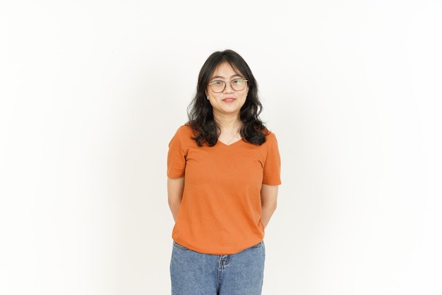 Piękna azjatycka kobieta ubrana w koszulkę w kolorze pomarańczowym na białym tle