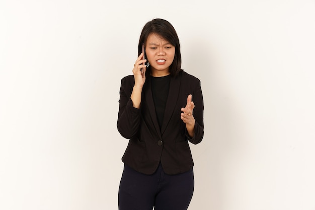 Piękna Azjatycka Kobieta w czarnym garniturze Rozmawia przez telefon komórkowy z poważnym wyrazem twarzy
