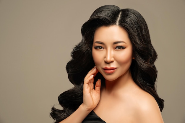 Piękna Azjatycka kobieta z czystą skórą Koncepcja SPA Naturalne piękno Stylowy model