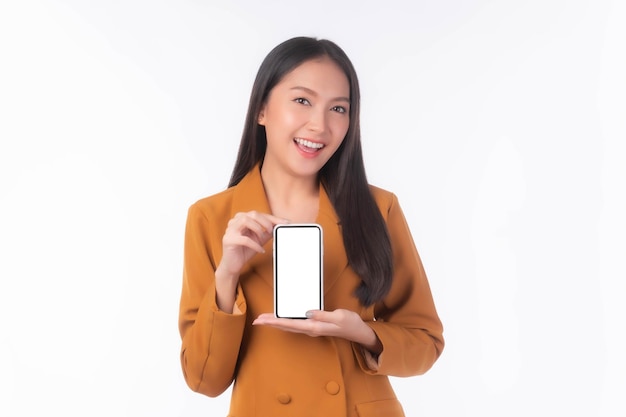 Piękna Azjatycka młoda kobieta podekscytowana zdziwiona dziewczyna pokazując inteligentny telefon z pustym ekranem biały ekran reklamy aplikacji mobilnej na białym tle na białym tle wyświetlacz inteligentny telefon makiety