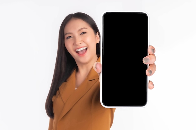 Piękna Azjatycka młoda kobieta podekscytowana zdziwiona dziewczyna pokazując inteligentny telefon z pustym ekranem czarny ekran dla reklamy aplikacji mobilnej na białym tle na białym tle wyświetlacz inteligentny telefon makiety