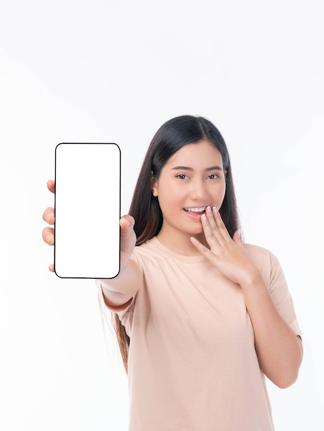 piękna azjatycka młoda kobieta pokazująca duży inteligentny telefon z pustym ekranem, białym ekranem, pustą przestrzenią na baner reklamowy izolowany na białym tle Mock Up Image