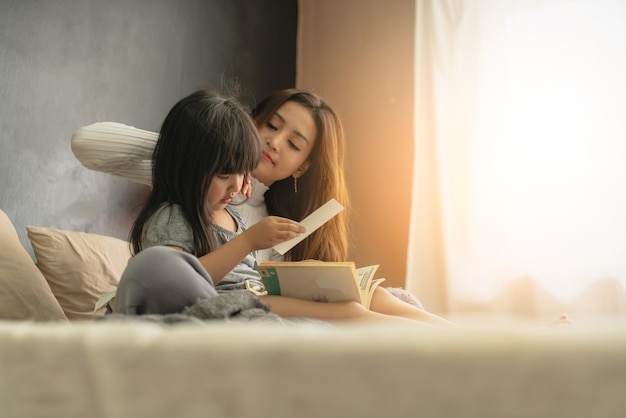 Piękna Azjatycka Samotna Mama Z Uroczą Córką Szczęście Chwila Czas Uczy Pracy Domowej Pomysłów Na Szkołę Domową Koncepcja Domu W Tle