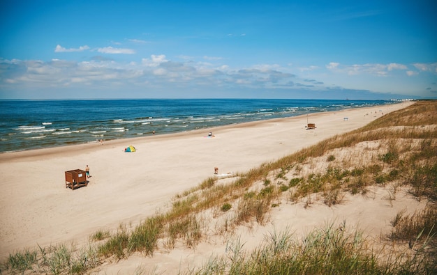 Piękna bezludna szeroka piaszczysta plaża nad Morzem Bałtyckim Mierzeja Kurońska Litwa