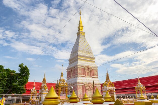 Piękna Biała Pagoda W Wat Phrathat Renu Nakhon