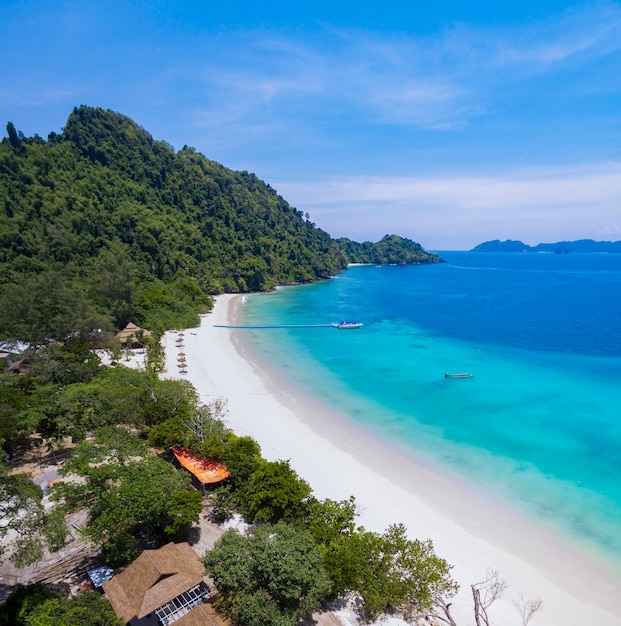 piękna biała piaszczysta plaża nyaung oo phee island andaman sea southern of myanmar