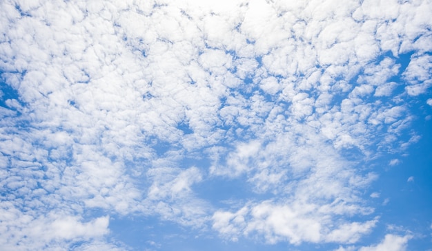 Piękna biel chmura na niebieskim niebie