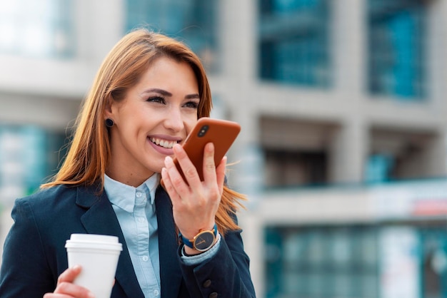 Piękna Biznesowa Kobieta Rozmawia Przez Telefon I Trzyma Filiżankę Kawy4