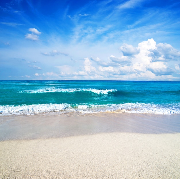 Piękna błękitna plaża nad Morzem Karaibskim