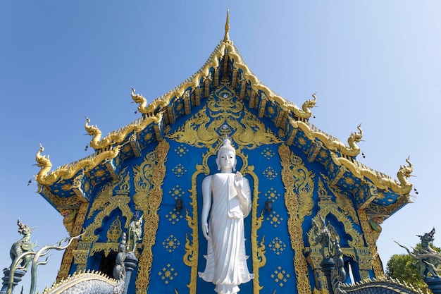 Piękna Błękitna świątynia Wat Rong Sua Ten, Chiangrai Tajlandia Chiang Rai