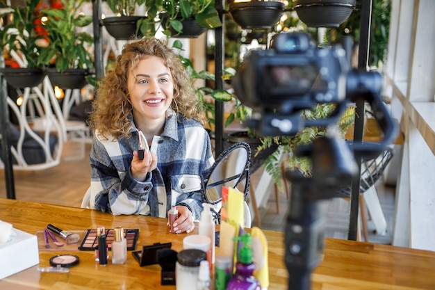 Piękna blogerka pokazuje, jak malować i używać kosmetyków