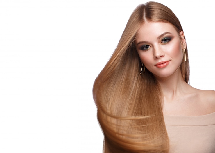 Zdjęcie piękna blond dziewczyna o idealnie gładkich włosach
