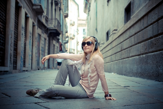 piękna blond kobieta słuchająca muzyki