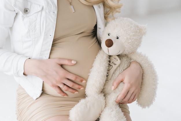 Piękna blond kobieta w ciąży