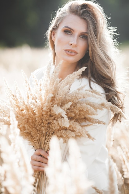 Piękna Blond Kobieta Zbliżenie Portret Na Zewnątrz Uśmiechnięta Twarz Urocza Dama Na Tle Lata Emocjonalna Kobieta Na Zewnątrz