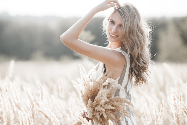 Piękna blond kobieta zbliżenie portret na zewnątrz Uśmiechnięta twarz Urocza dama na tle lata Emocjonalna kobieta na zewnątrz