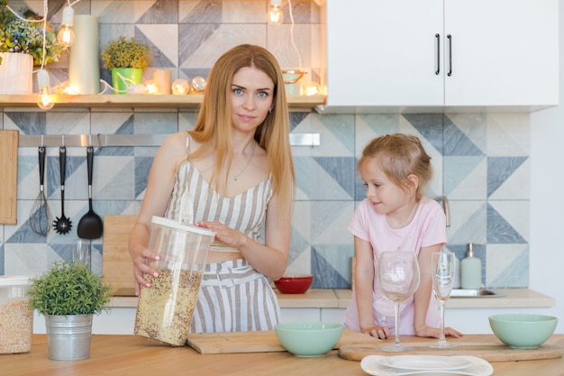 Piękna Blond Mama I śliczna Córeczka Dobrze Się Bawią W Modnym Mieszkaniu O Stylowym Wyglądzie