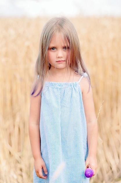 Piękna blondynka dziewczynka w polu pszenicy