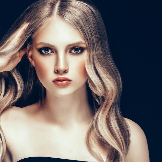Piękna Blondynka Kobieta Model Piękna Dziewczyna Z Doskonały Makijaż I Fryzurę Na Czarnym Tle.