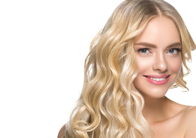 Piękna blondynka kręcone blond włosy na białym tle na białej fryzurze portret kobiety naturalny makijaż