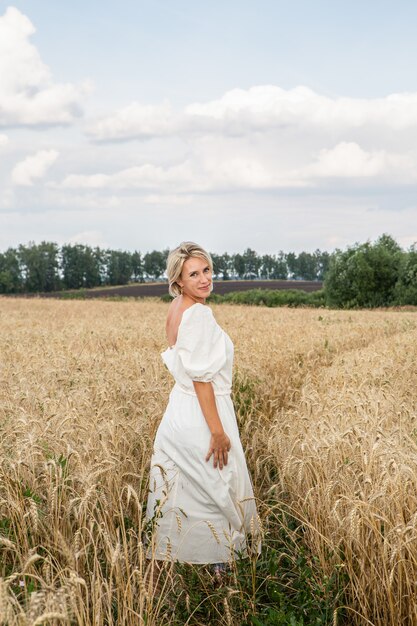 Piękna blondynka na polu pszenicy