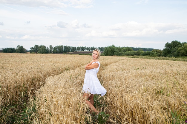 Piękna blondynka na polu pszenicy