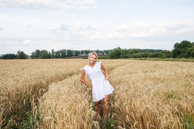 Piękna Blondynka Na Polu Pszenicy