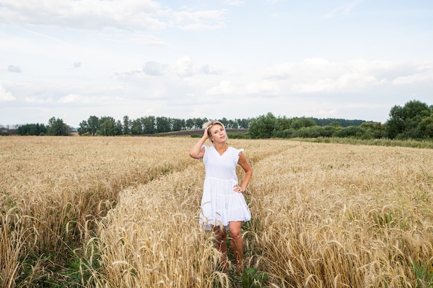 Piękna blondynka na polu pszenicy