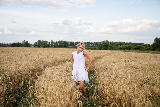 Piękna blondynka na polu pszenicy