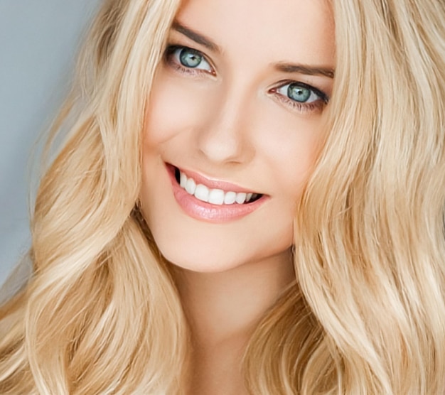 Zdjęcie piękna blondynka uśmiechający się białe zęby uśmiech
