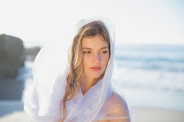 Piękna Blondynka W Białych Sundress I Szalik Na Plaży