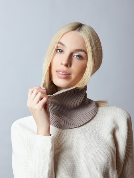 Zdjęcie piękna blondynka z szalikiem na szyi
