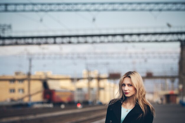 Piękna Blondynki Dziewczyna Czeka Pociąg Przy Stacją