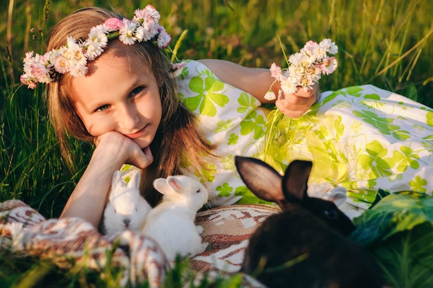 Piękna Blondynki Dziewczyna Kłama Na Trawie Z Królikami.