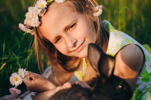 piękna blondynki dziewczyna kłama na trawie z królikami.