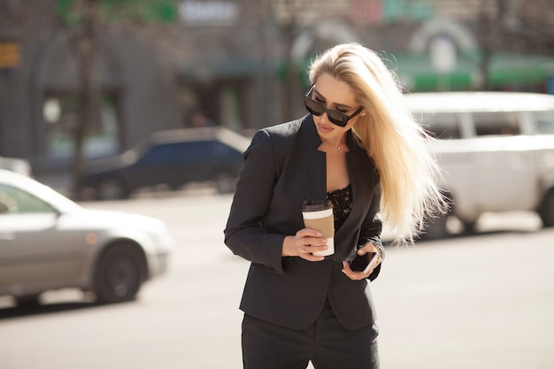 Piękna Blondynki Kobieta W Eleganckim Kostiumu Z Kawą