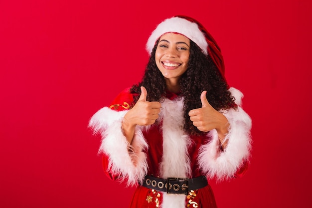 Piękna brazylijska czarna kobieta ubrana jak santa claus świąteczne ubrania jak pozytywny optymizm