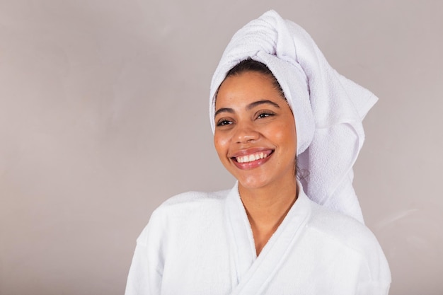 Piękna Brazylijska Czarna Kobieta Ubrana W Szlafrok I Ręcznik Zbliżenie Zdjęcie Uśmiechnięte Zęby Dobre Samopoczucie