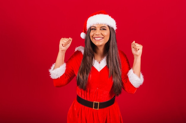 Piękna brazylijska kobieta ubrana w świąteczne ubrania Święty Mikołaj świętuje