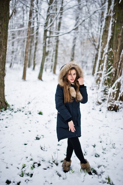 Piękna brunetka dziewczyna w zimowej ciepłej odzieży. Model na zimowej kurtce.