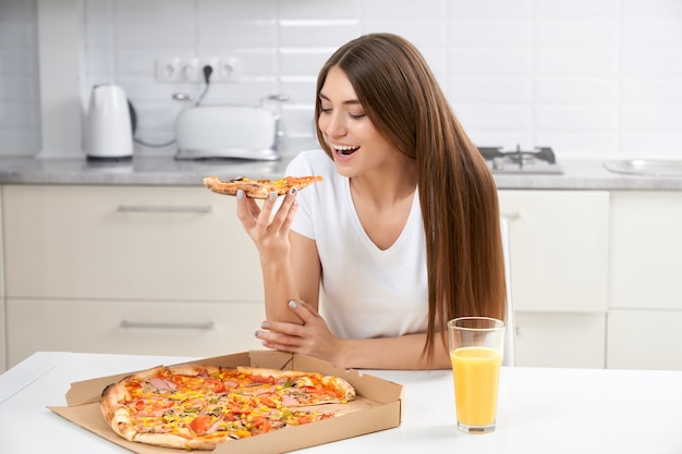 Piękna Brunetka Jedzenie Pizzy W Domu